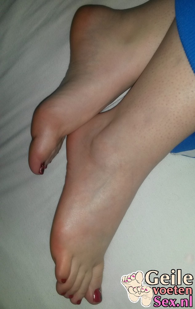 Met mijn voeten speel ik met mijn man zijn stijve pik!
