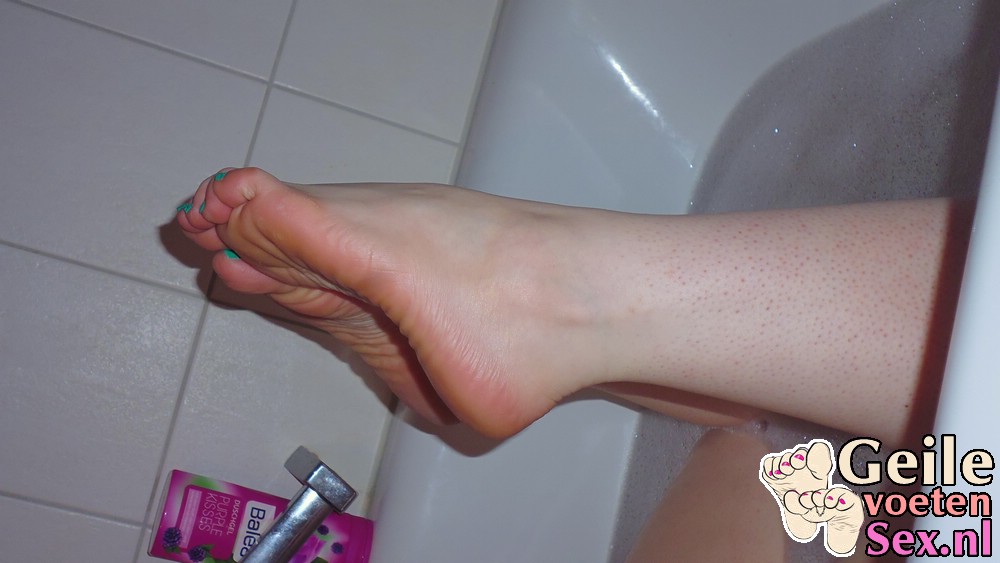 Mooie sexy voetjes met mint-groene nagellak!